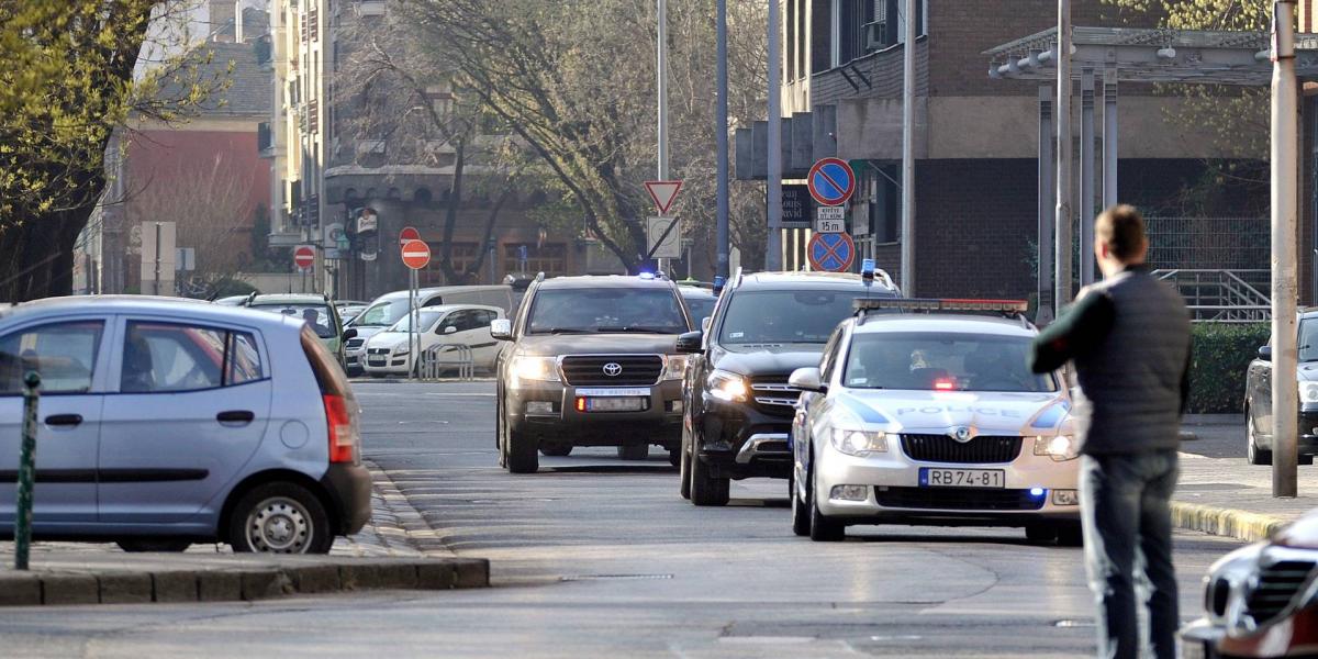 A Terrorelhárítási Központ (TEK) különleges egysége szállítja a terrorizmus miatt március 22-én őrizetbe vett szír állampolgárt