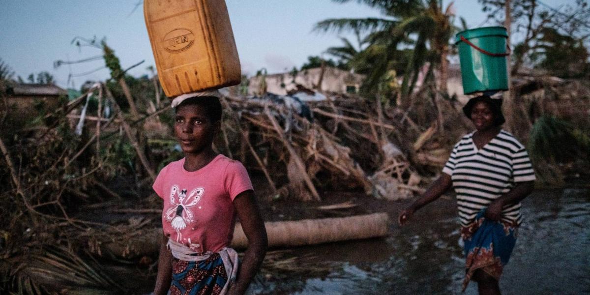 Vizet hordó nők egy az Idai ciklon által sújtott mozambiki városban