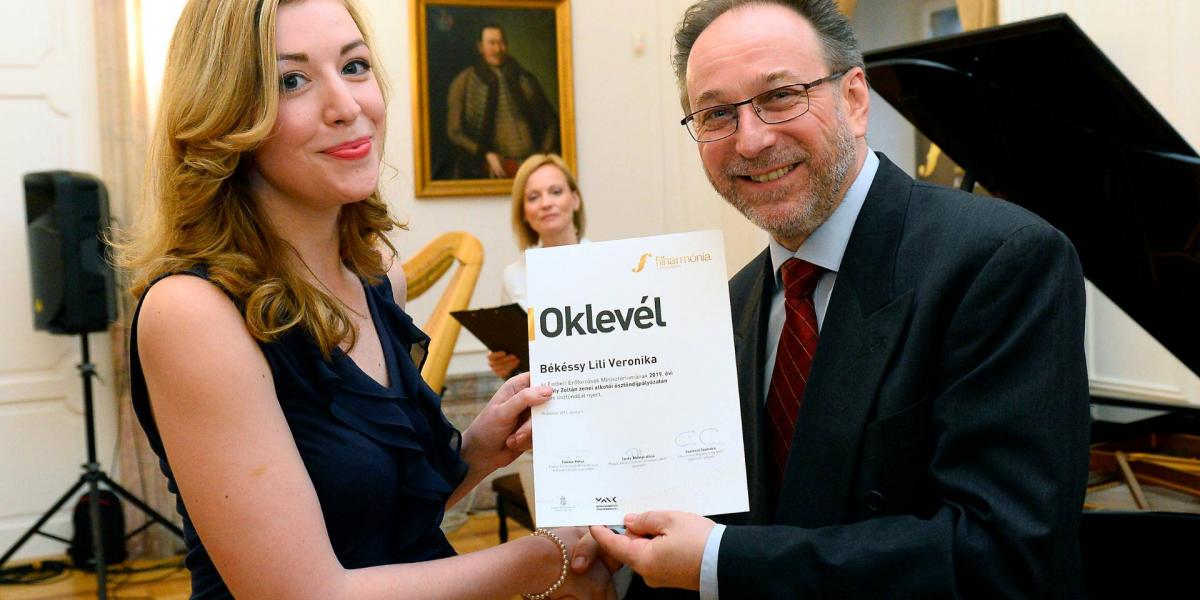 Békéssy Lili Veronika muzikológus (b) átveszi a Kodály Zoltán zenei alkotói ösztöndíjat Fekete Péter kultúráért felelős államtit