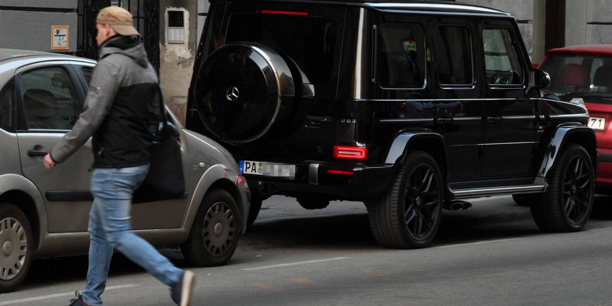 Egy német rendszámú AMG G63 Mercedes, olyan, mint amiben Tiborczot látták