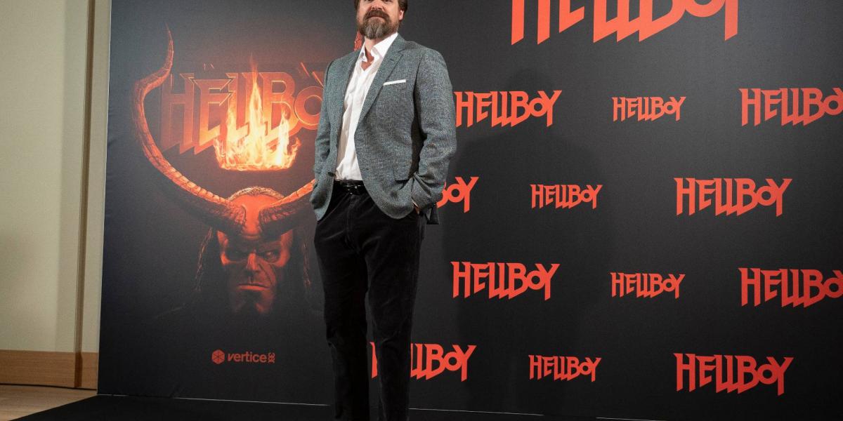 A Hellboy plakátja, és a címszerepet játszó  David Harbour