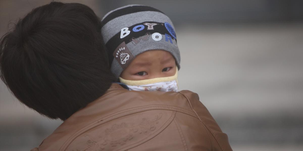 Kisfiú az édesanyjával, Észak-Kínába. Fotó: ChinaFotoPress/Getty Images.