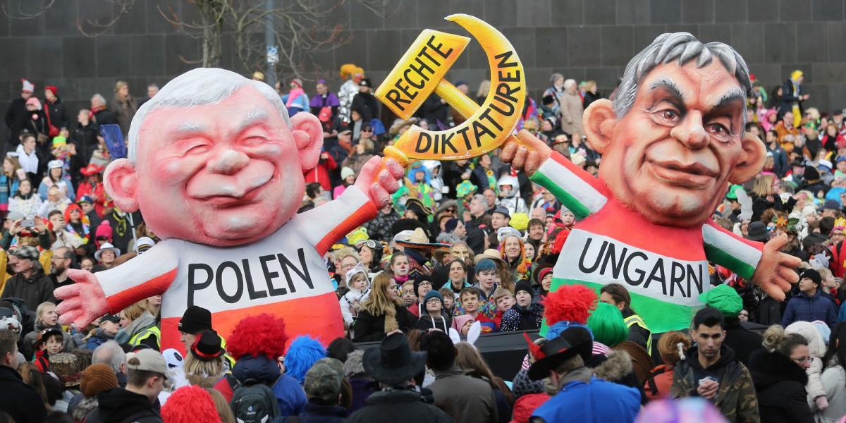 A két miniszterelnököt idén egy düsseldorfi tüntetésen is lekommunistázták már, februárban. Fotó: INA FASSBENDER / DPA