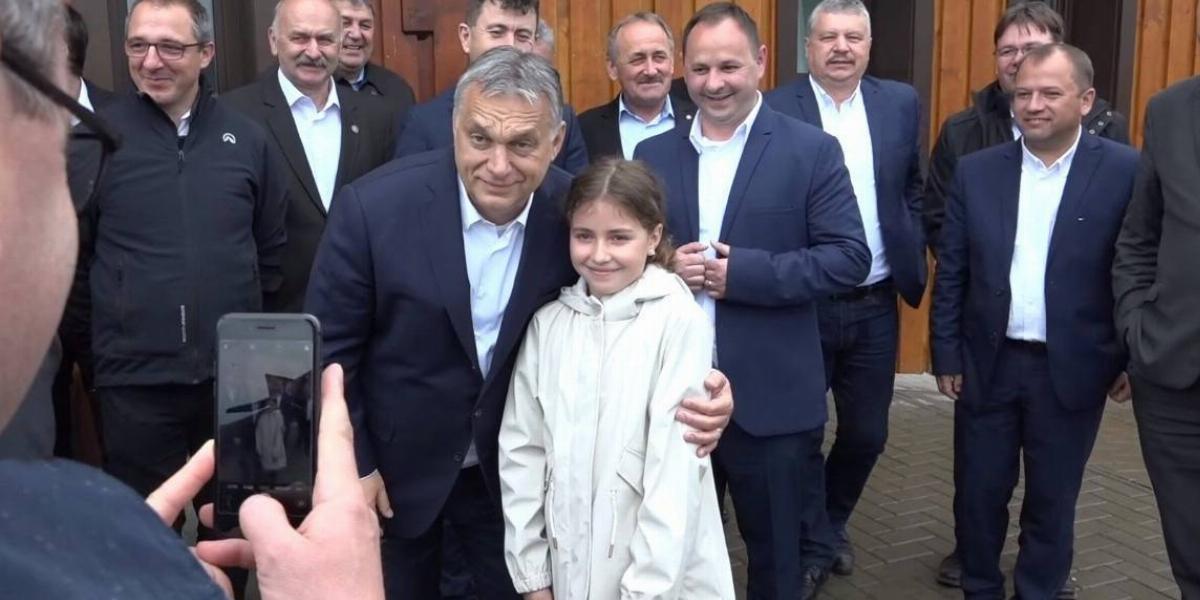 Orbán Viktor egy kislányt karol át Csíkszentsimonban