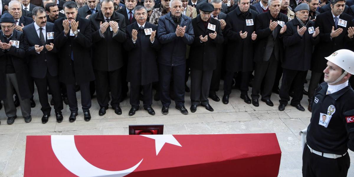 A merényletben meghalt rendőrök temetése