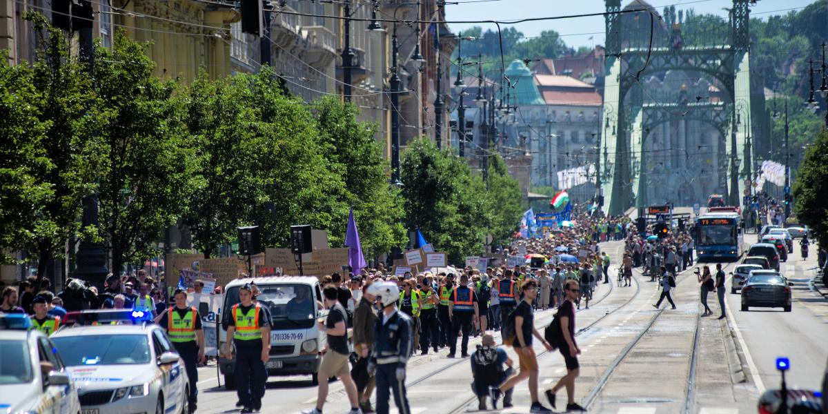 Ezrek tüntettek a tudomány szabadságáért június 2-án.