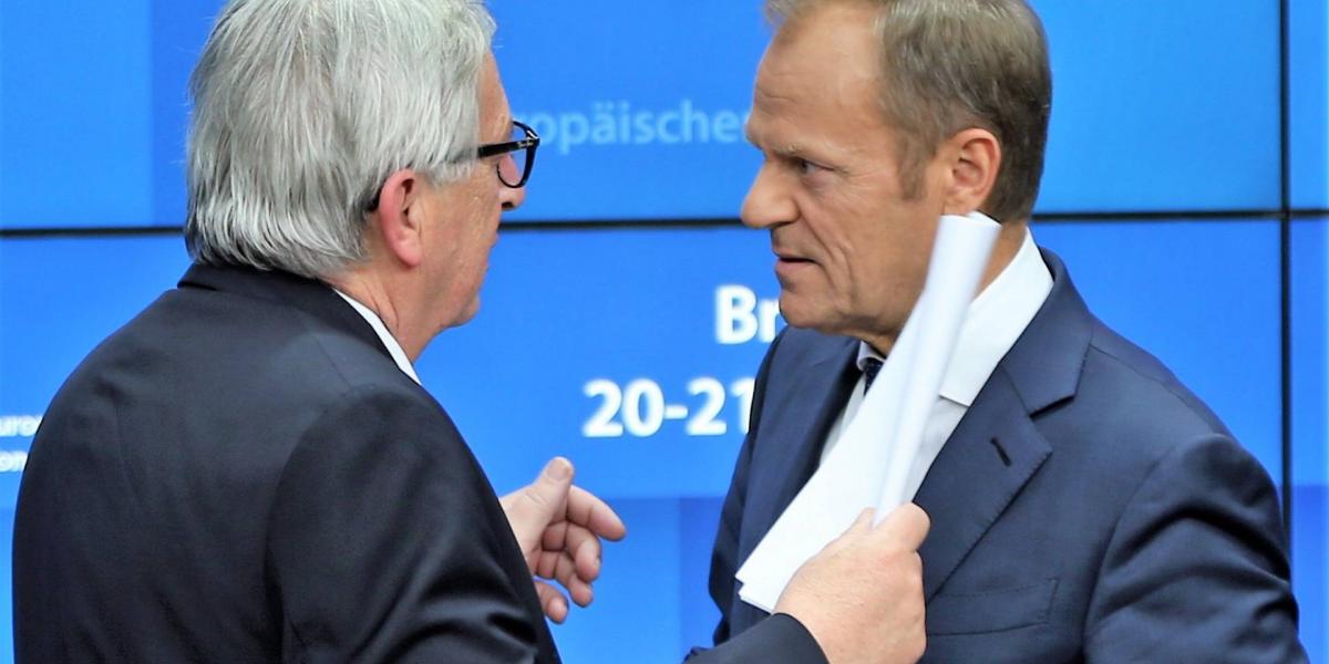 Jean-Claude Juncker, az Európai Bizottság jelenlegi elnöke (b) és Donald Tusk, az Európa Tanács elnöke (j) egyeztet brüsszeli sajtótájékoztatójukon, 2019.06.20-án