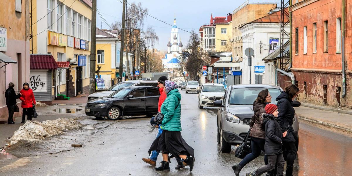 „Mosolyogj a szembejövőre!” – szólítja fel a transzparens a Moszkvától 200 km-re fekvő Kaluga járókelőit