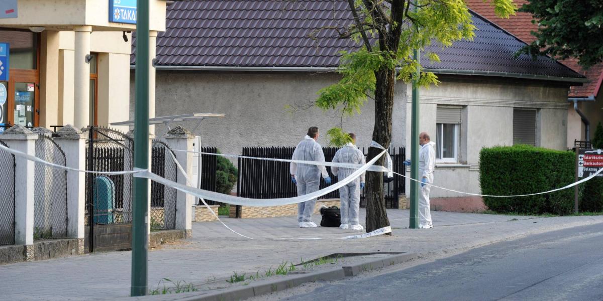 Bűnügyi helyszínelől dolgoznak a Bugyin egy bankfiók előtt, amit 2019. július 1-jén kirabolt egy ismeretlen fegyveres támadó