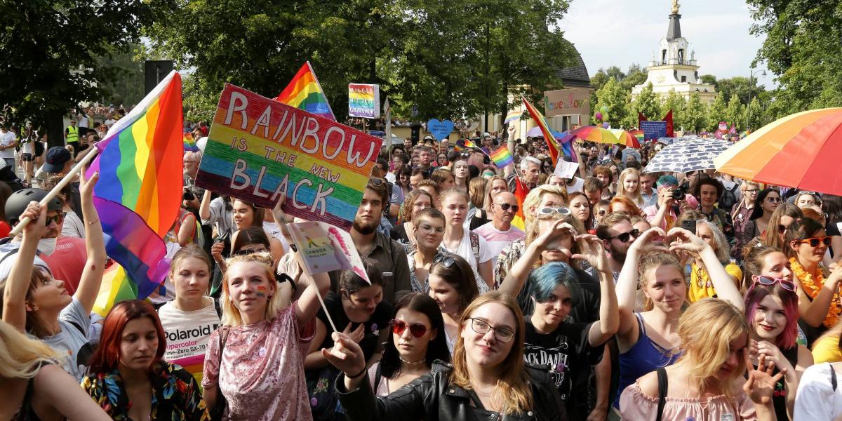 A bialystoki vonulás résztvevői, mielőtt szélsőjobboldaliak támadtak a menetre