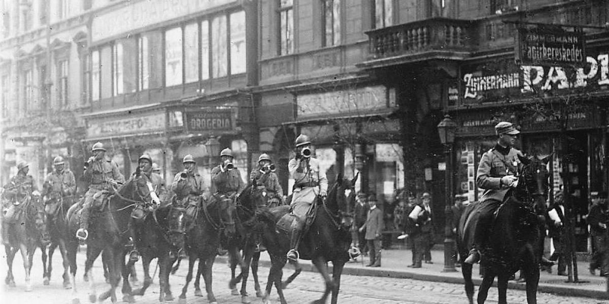 Budapest utcáin vonuló román lovas katonák 1919. augusztusában