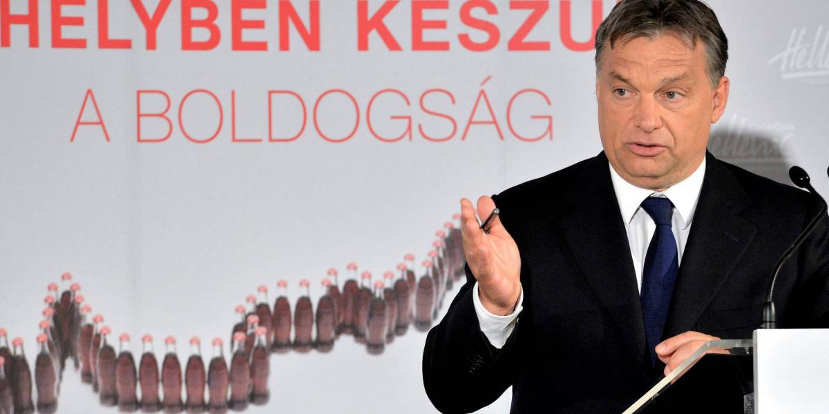 Orbán Viktor miniszterelnök beszédet mond a Coca-Cola HBC Magyarország dunaharaszti üzemében, ahol együttműködési megállapodást írt alá és felavatta a fémdobozos üdítőitalok új gyártósorát.