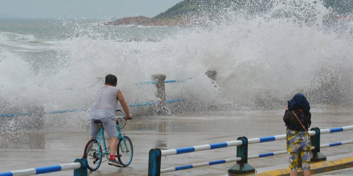 Holidaymakers brave huge waves caused by Typhoon Lekima in east China