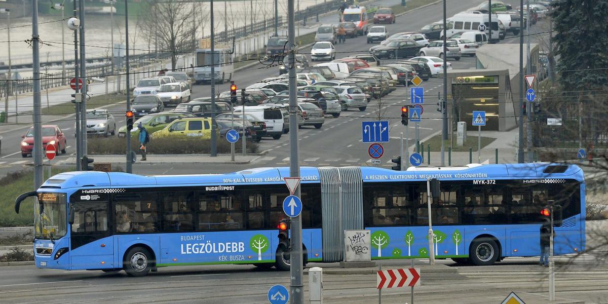 Az első vadonatúj Volvo, az Euro 6-os kibocsátási normának megfelelő, dízel-elektromos hajtású hibrid csuklós autóbusz halad a S