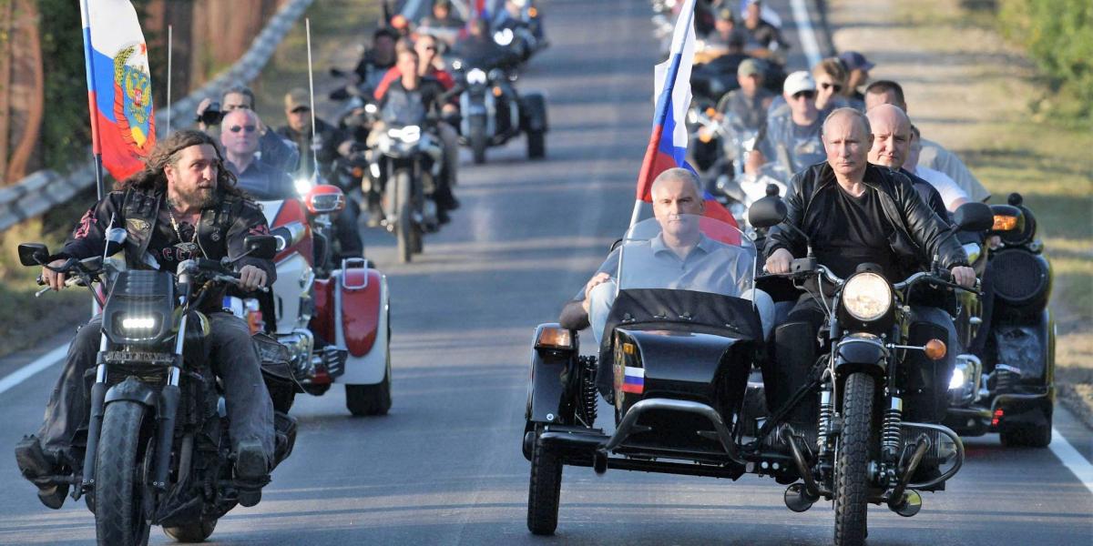 Putyin, sisak nélkül az Éjszakai Farkasok motoros konvojában