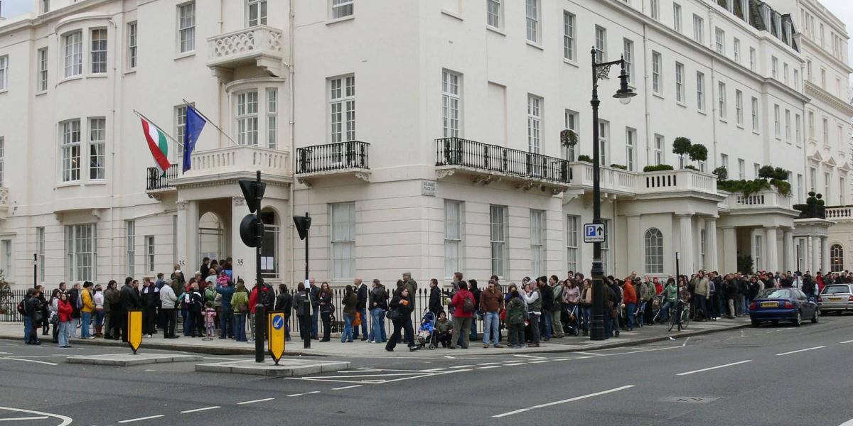 Magyar választópolgárok állnak sorban szavazataik leadására várakozva a londoni magyar nagykövetség épülete előtt