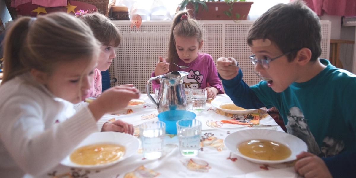 Akadnak gondok a gyermekétkeztetésben