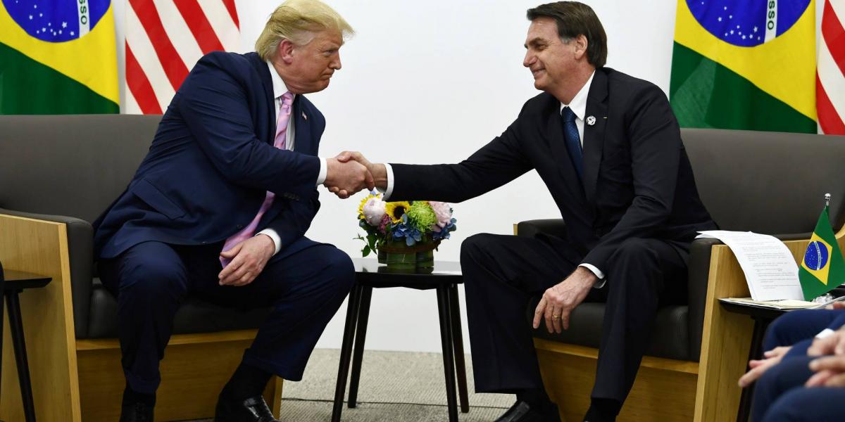 Donald Trump és Jair Bolsonaro kezet fog a 2019. június 28-án, Oszakában megrendezett G20-as csúcstalálkozón