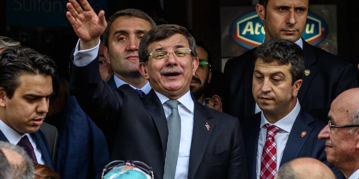 A büntetésre várók közül legismertebb, és ezáltal Erdoganra és rezsimjére nézve a legveszélyesebb Ahmet Davutoglu