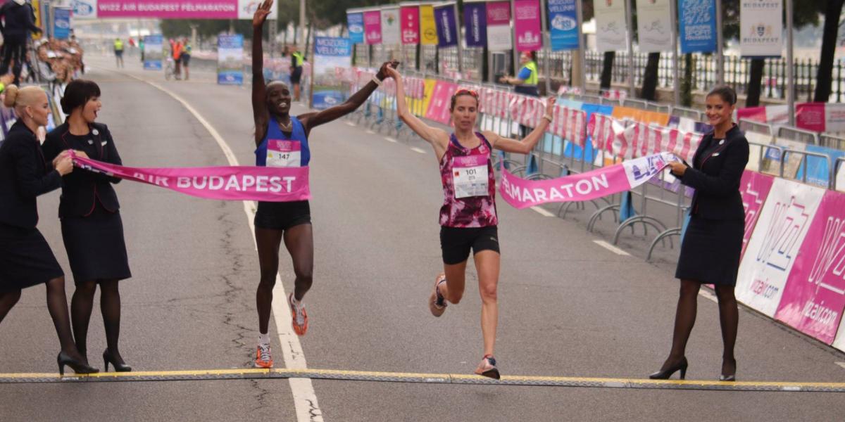 Kácser Zita (jobbra) és Hellen Jepkosgei Kimutai (Kenya) a 2019. évi Budapest Félmaraton céljában