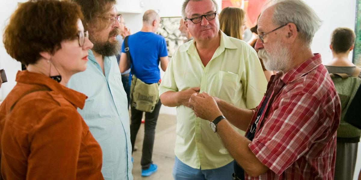 A jubileumi kiállításon minden alkotó helyet kapott, akivel a galéria jelenleg együtt dolgozik. A kép jobb oldalán drMáriás és Bukta Imre