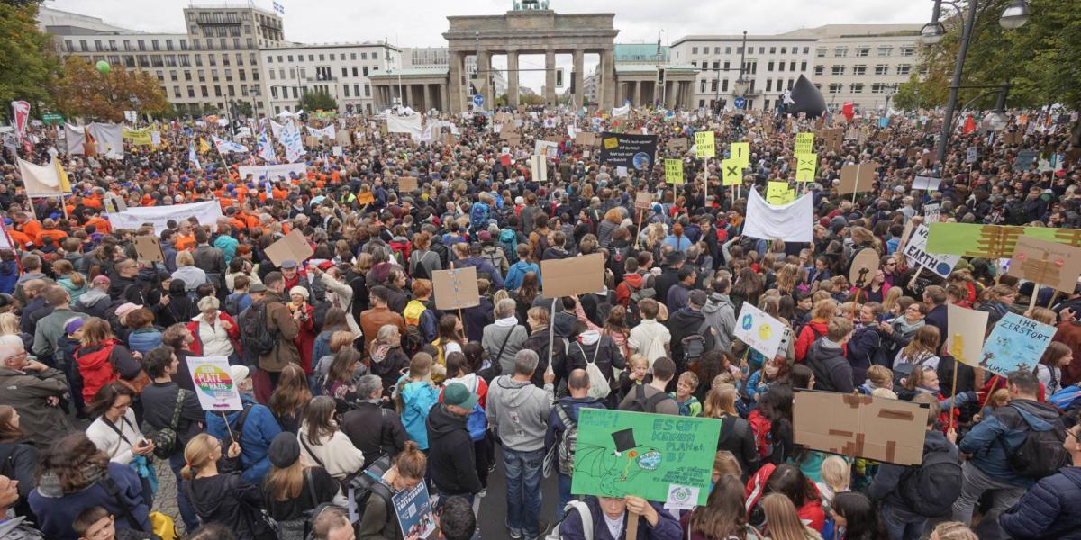 Német klímatüntetők a Brandenburgi kapunál 2019. szeptember 20-án