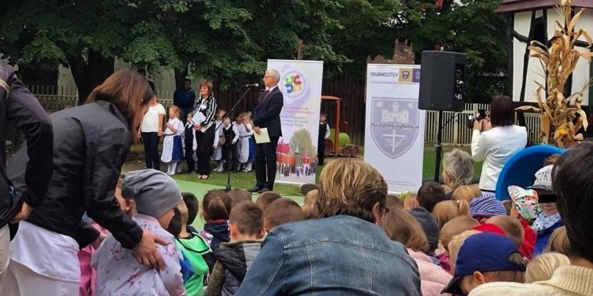 Soltész Miklós óvodások előtt tart beszédet Szekszárdon