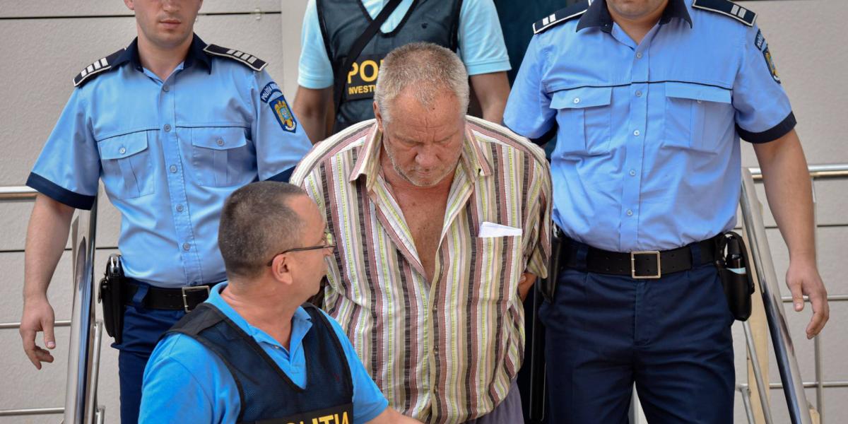 Rendőrök kísérik a15 éves lány elrablásával és meggyilkolásával vádolt George Dinca román férfit a craiovai bíróságra