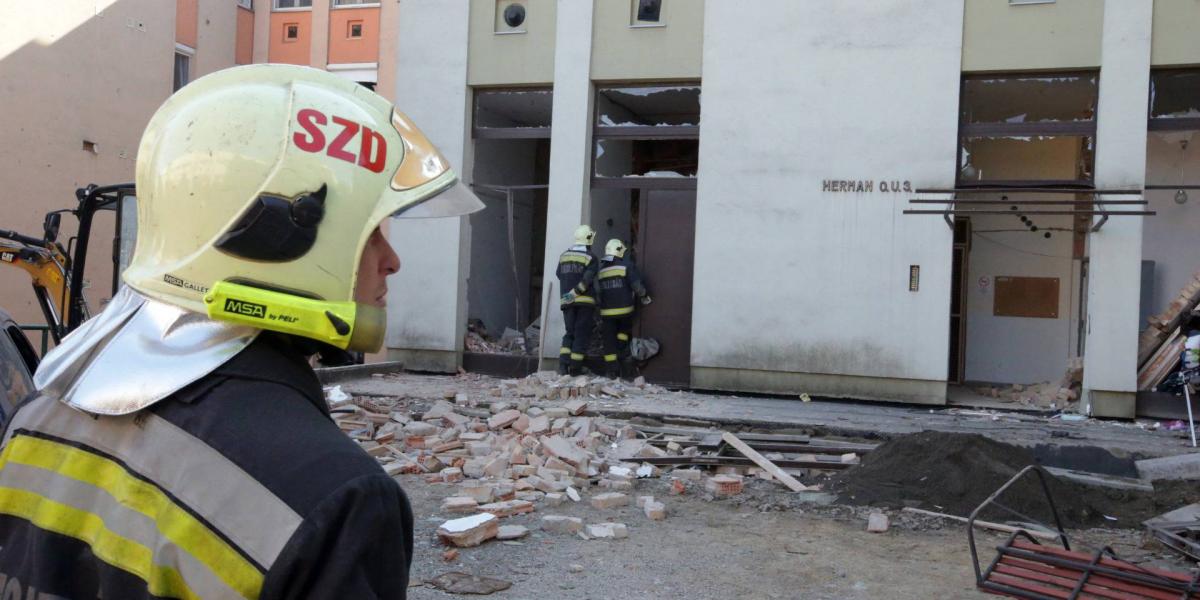 Tűzoltók Szekszárdon, egy Herman Ottó utcai társasháznál, ahol gázrobbanás történt egy második emeleti lakásban