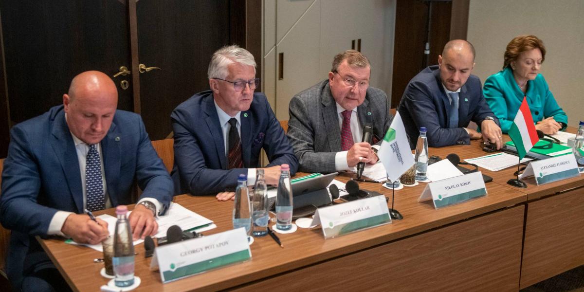 A pénzintézet vezetői a Nemzetközi Beruházási Bank júniusi konferenciáján