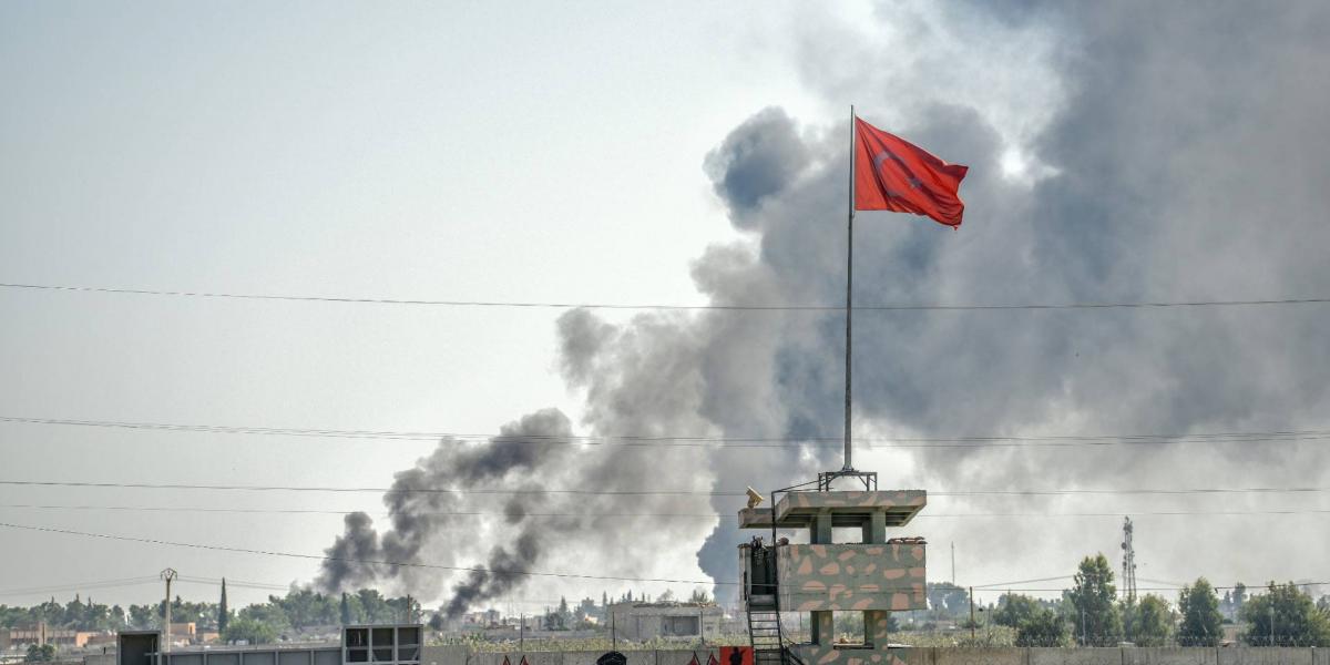 Füst száll fel a határ menti szíriai Tell Abiadban a török bombázás után. A városból aknavetőkkel lőttek vissza a török oldalra