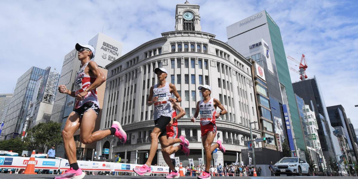 Futók a tokiói Marathon Grand Championship elnevezésű versenyen, ami az olimpiai maratoni szám fűpróbája volt