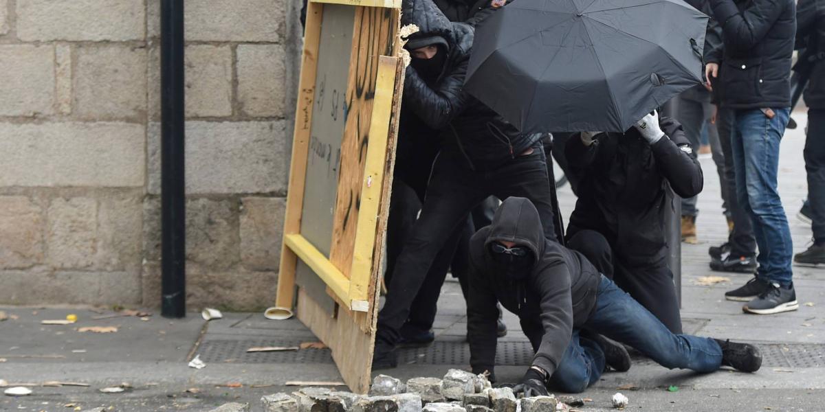 A demonstrációkhoz az utcákon az elmúlt években látványosan aktív csoportok is csatlakoztak: a sárgamellényesek és a tavaly május elsejei zavargásokban főszerepet vállaló anarchista csoportok, az úgynevezett „fekete blokkok” is