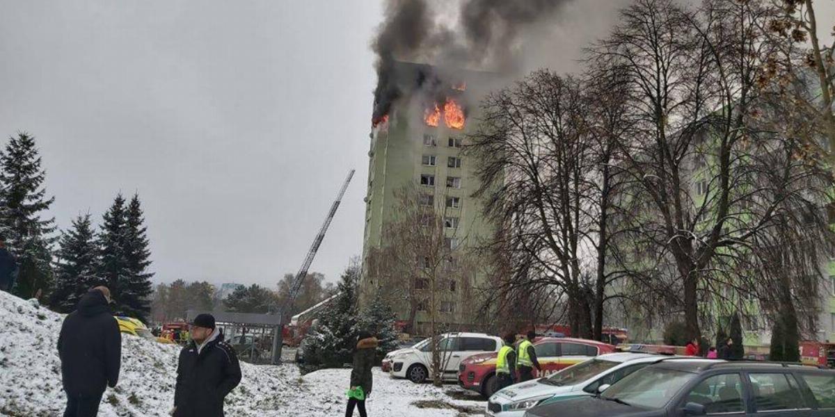 Tűzoltók dolgoznak az eperjesi háztűz megfékezésén