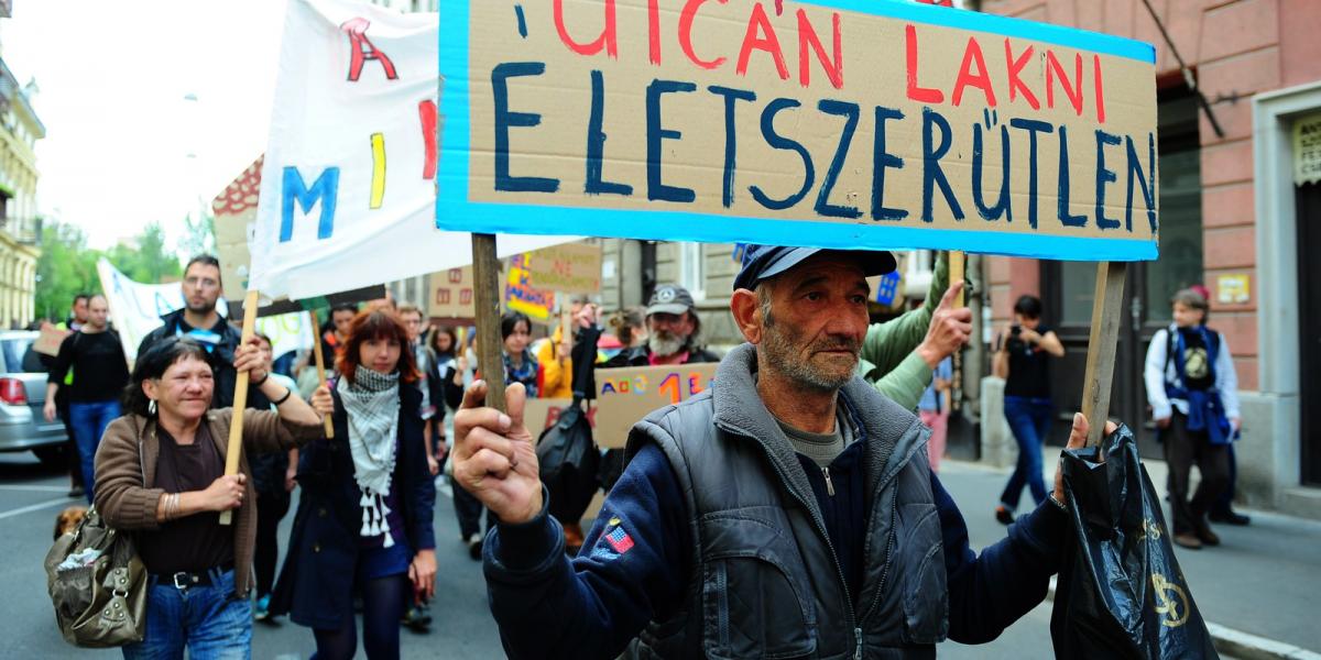 Tüntetnek a hajléktalanok Budapesten. Azt hirdeti a transzparens, hogy az utcán lakni életszerűtlen. Pedig a kutatások mást bizo