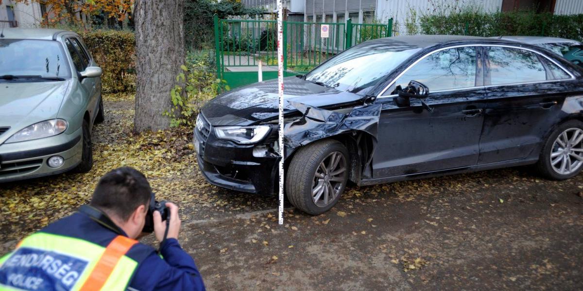 Rendőr helyszínel a halálos kimenetelű gázolásnál a füredi úton