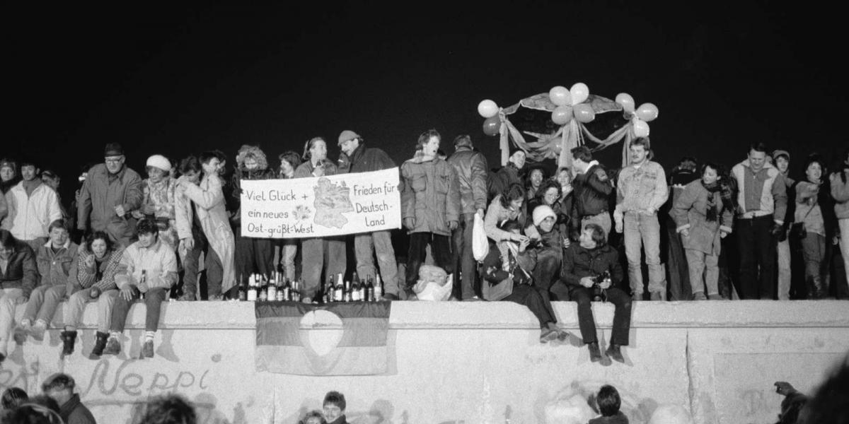 Ünneplő tömeg a berlini fal tetején – 28 éven keresztül osztotta meg a főváros lakóit FOTÓ: EUROPRESS/GETTY IMAGES/HULTON ARCHIV