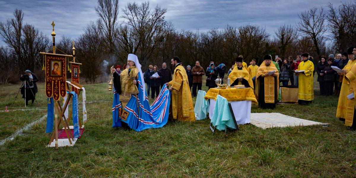 Márk Jegorjevszkij püspök, a Magyar Ortodox Egyházmegye kormányzó főpapja (b) istentisztelet celebrál a Szentséges Isten Anyja Életadó Forrás ikonjának tiszteletére elnevezett ortodox templom alapkőletételén, a hévízi Ady utcában