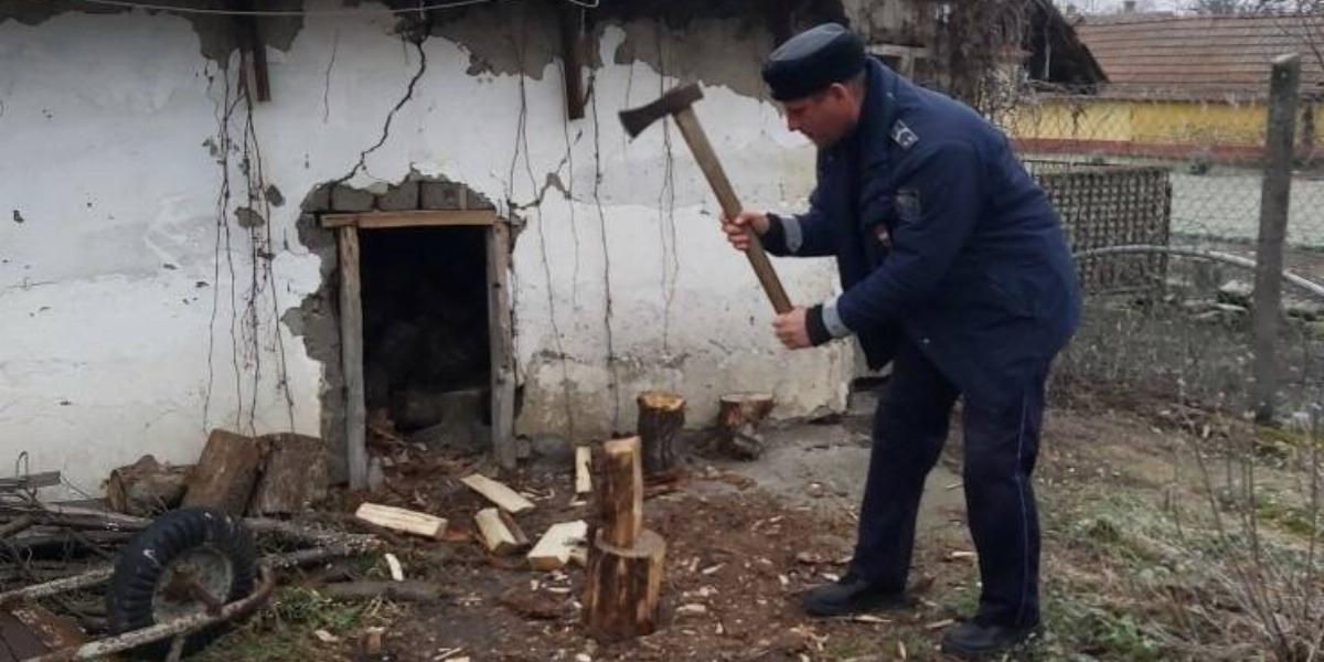 Tüzelőt aprít a fagyoskodó asszonynak segítő jászfényszarui rendőr