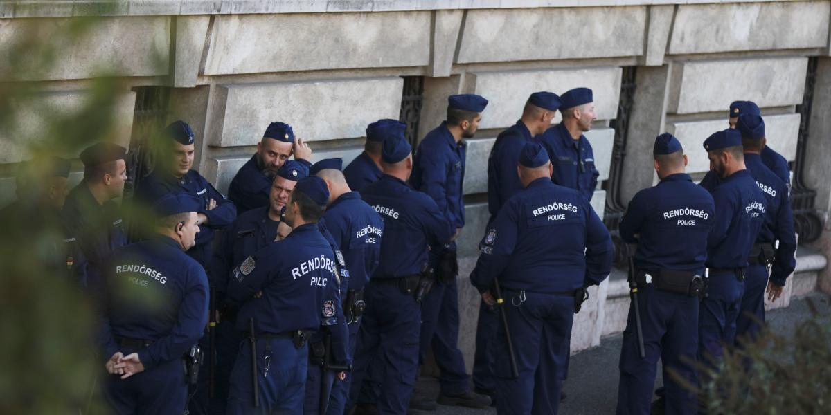 Rendőrök a győri városházánál, miután elkezdődött a tüntetés