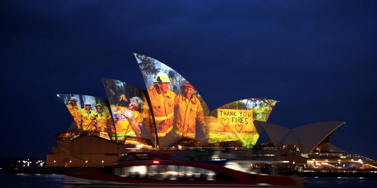 Szombat éjjel a tűzoltóknak köszönetet mondó képet vetítettek a Sydneyi Operaházra.