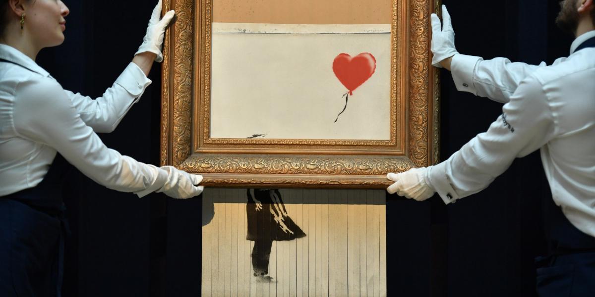 Új műalkotás született a Sotheby`s egyik árverésén, amikor a híres street art művész, Banksy egyik képe félig ledarálta magát