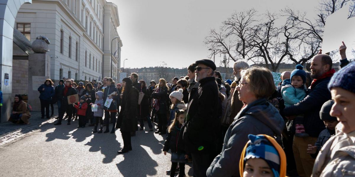 Közel kétszázan demonstráltak vasárnap, a fővárosi Természettudományi Múzeum tervezett Debrecenbe költöztetése ellen