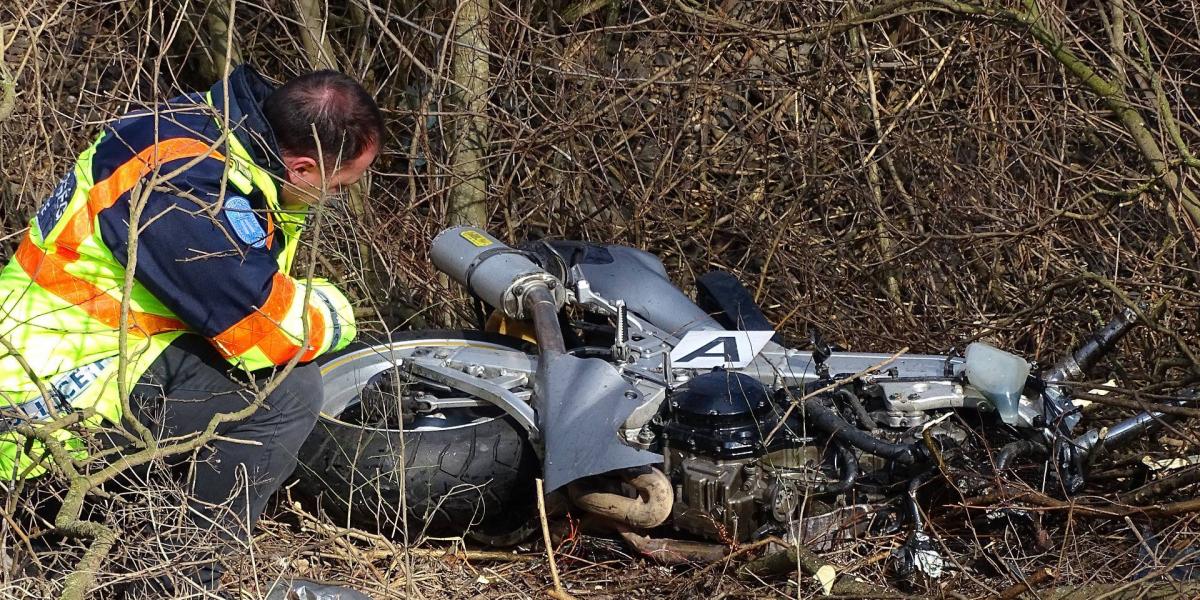 Összetört motorkerékpár az út mellett Hódmezővásárhely és Szikáncs között