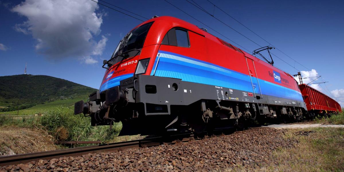 A Rail Cargo Hungaria Zrt. ÖBB 1116-017-3 pályaszámú bérelt mozdonya a Tokaji-hegy alatt