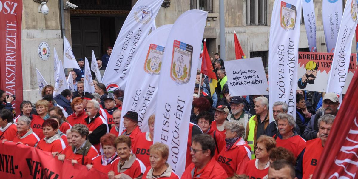 A veszélyes munkát végzők gyakran meg sem élik azt a kort, amikor az Orbán-kormány nyugdíjba engedné őket – ez ellen tiltakoztak