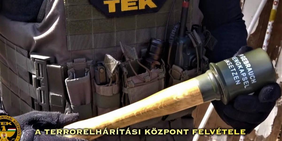 TEK-es kommandós mutatja a férfi házában talált gránátreplikát