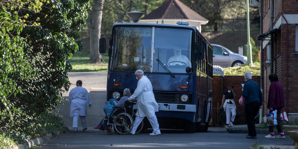 Busszal szállították kórházba a Pesti úti idősek otthonának fertőzött vagy fertőzésgyanús lakóit