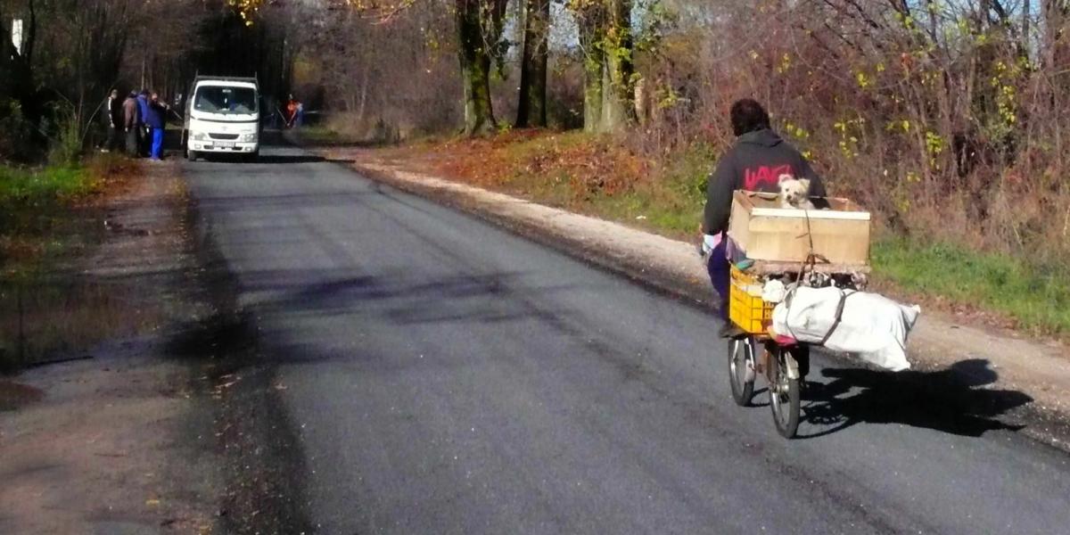 Csak az biztos, hogy aszfaltoznak Baján az elhíresült szavazókörben, de hogy ki rendelte meg és mennyi pénzért, arra senki nem t