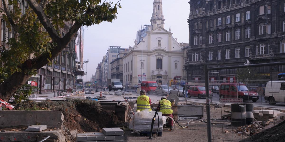 Gőzerővel dolgoznak a Ferenciek terén, és annak környékén. Fotó: K2 Press, Népszava.